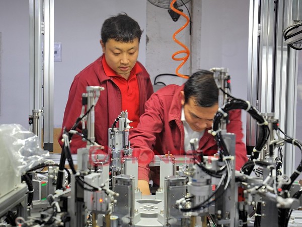 技术工程师调试设备