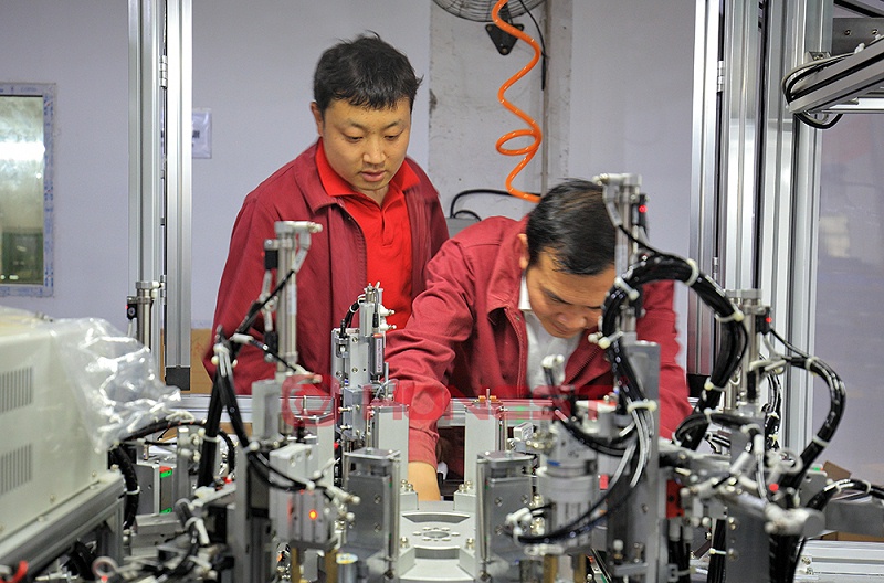 技术工程师调试设备