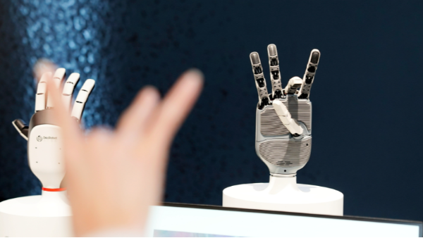 人形机器人灵巧手自由度越多，越需要什么样的电机？