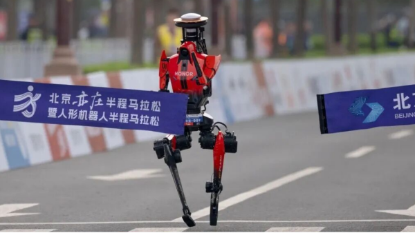 人形机器人半马出圈，大厂角逐的背后，拼的是什么？